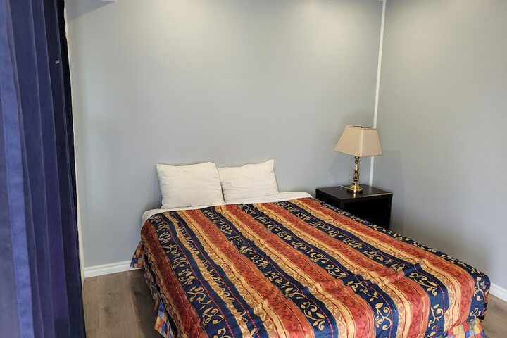 1 Queen Bed (11 of 16)