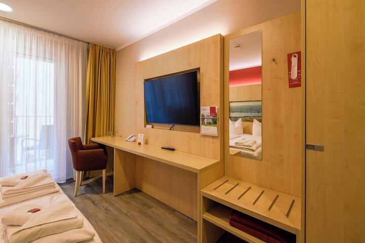 Room 8 of 30