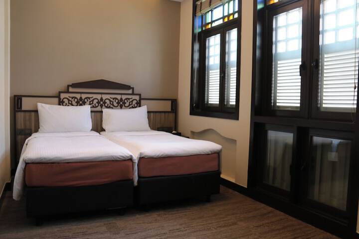 Room 6 of 33