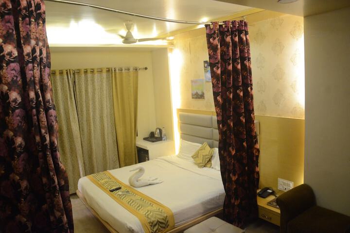 Room 8 of 12