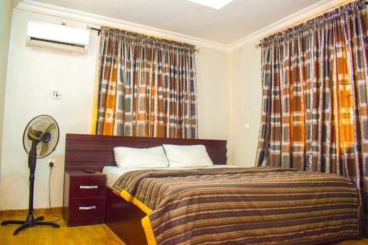 Room 8 of 18