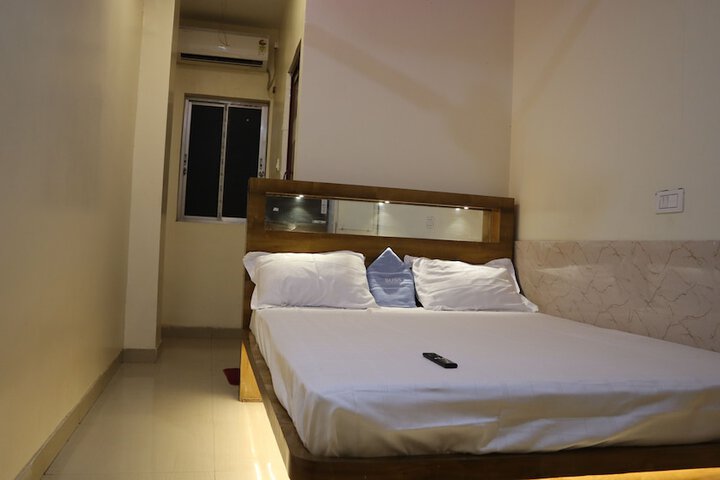 Room 4 of 8
