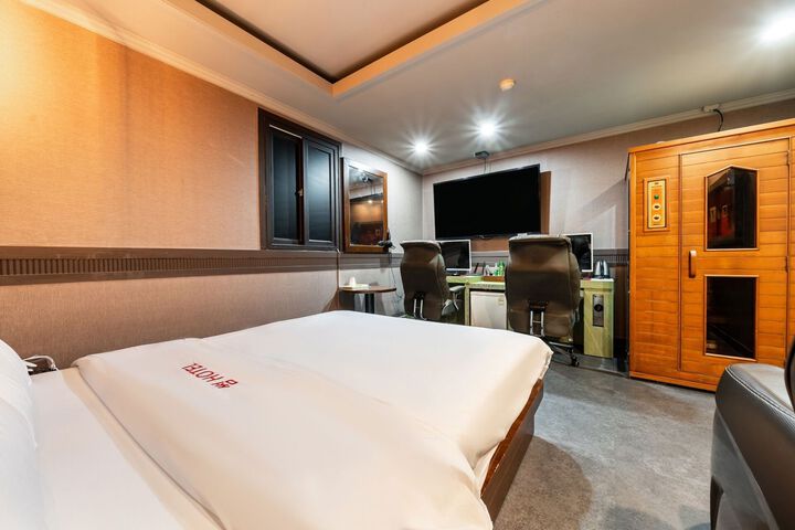 Room 83 of 128