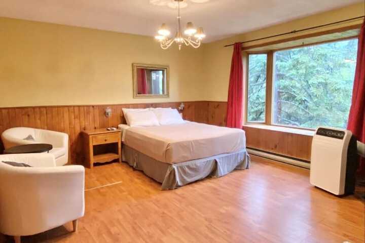 1 Queen Bed (11 of 26)