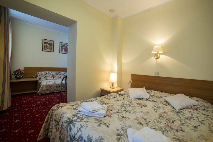 Room 9 of 40