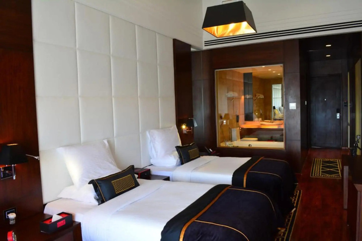 Room 6 of 28