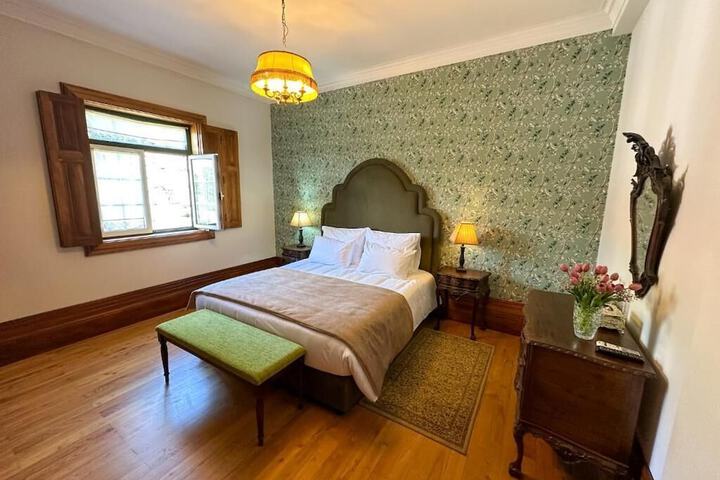 Room 4 of 103