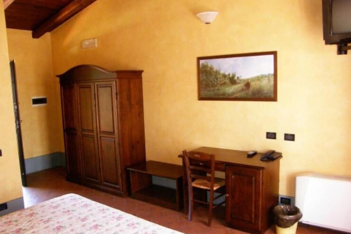 Room 2 of 32