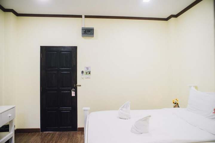 Room 28 of 65