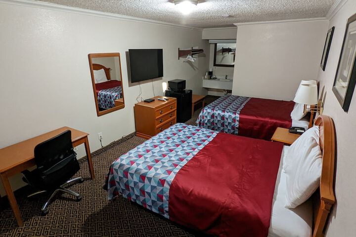 Economy Double Room 2 Bedrooms (5 of 6)