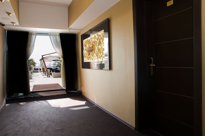 Ballroom/Hall 70 of 74