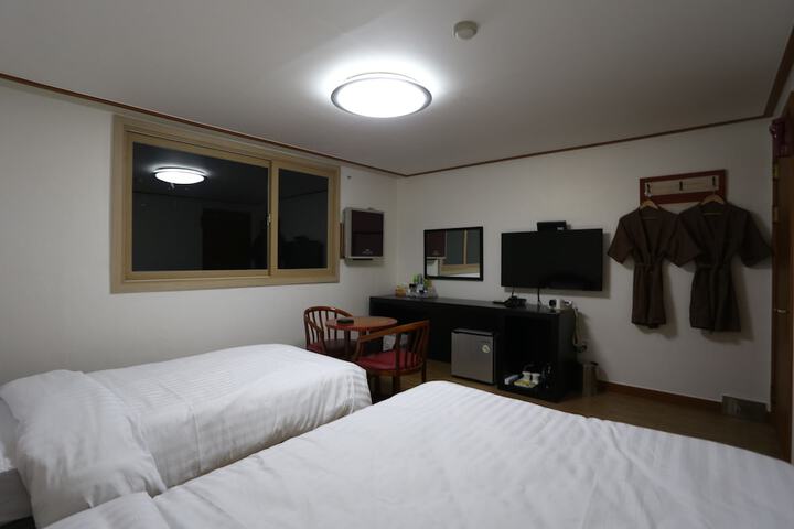Room 18 of 28