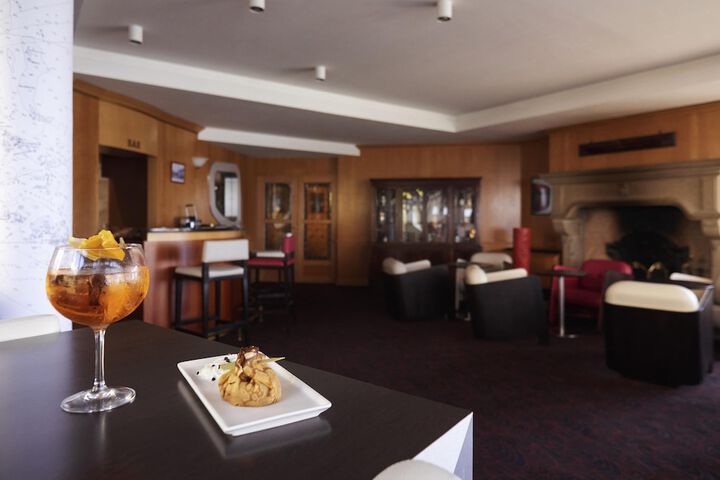 Lounge 103 of 124