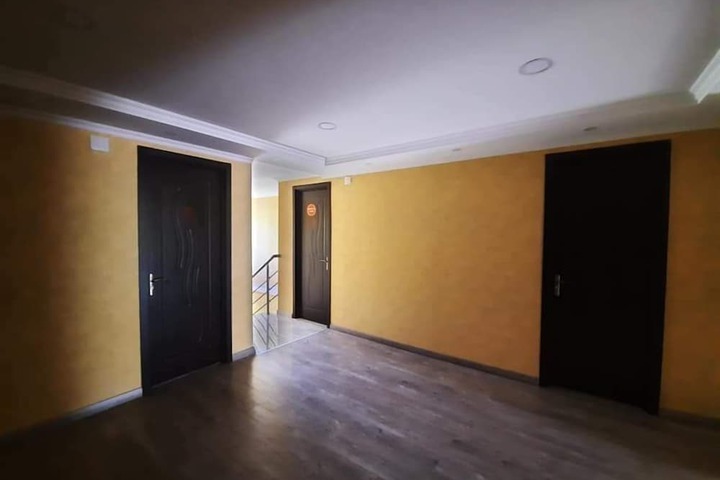 Room 4 of 9
