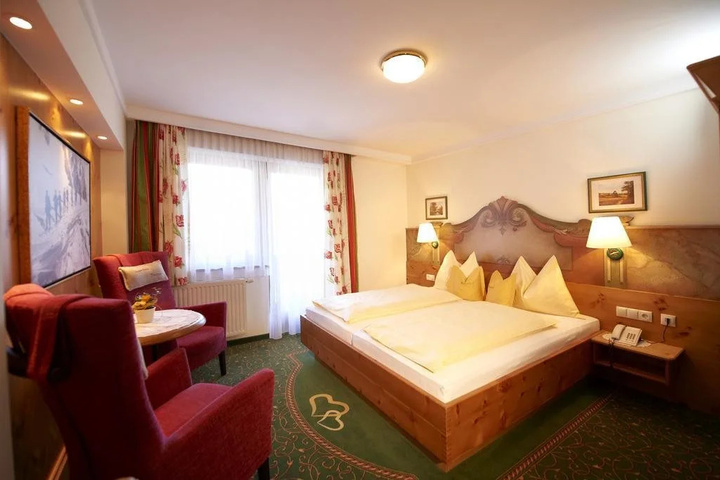Room 4 of 12