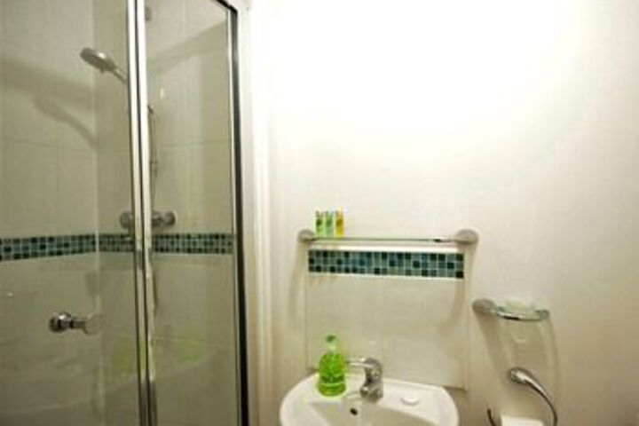 Room 10 of 28