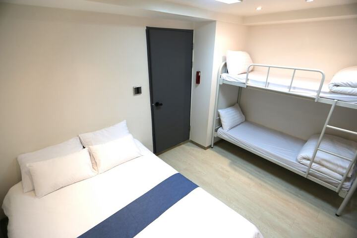 Room 28 of 61