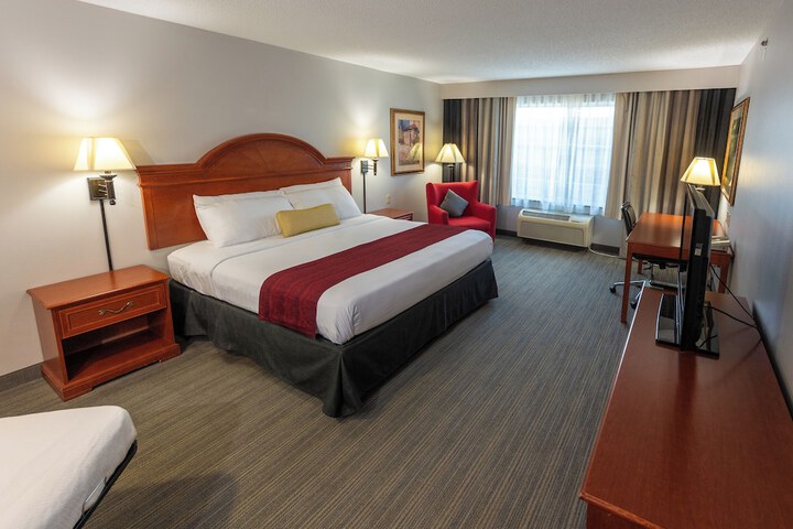 Deluxe King Bed (5 of 13)