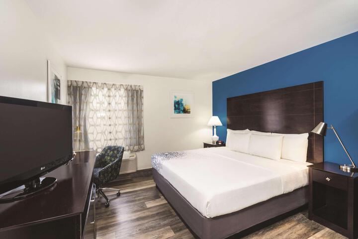 1 King Bed (5 of 12)