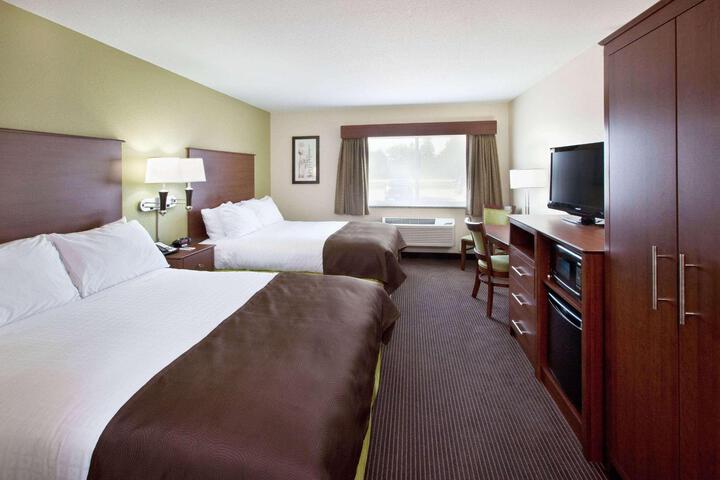2 Queen Beds (2 of 10)