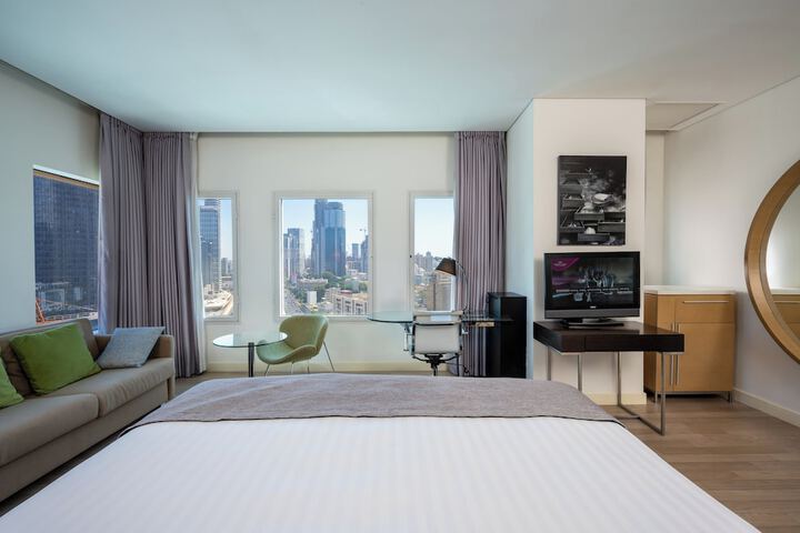 Room 28 of 143