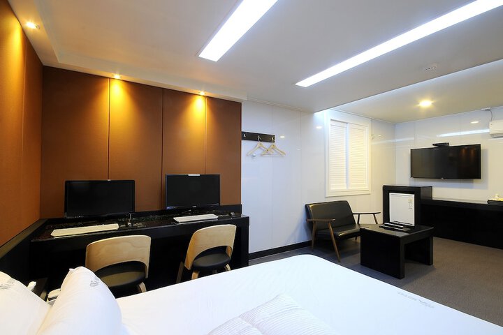 Room 21 of 36