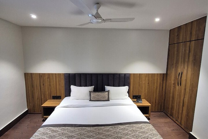 Room 6 of 25
