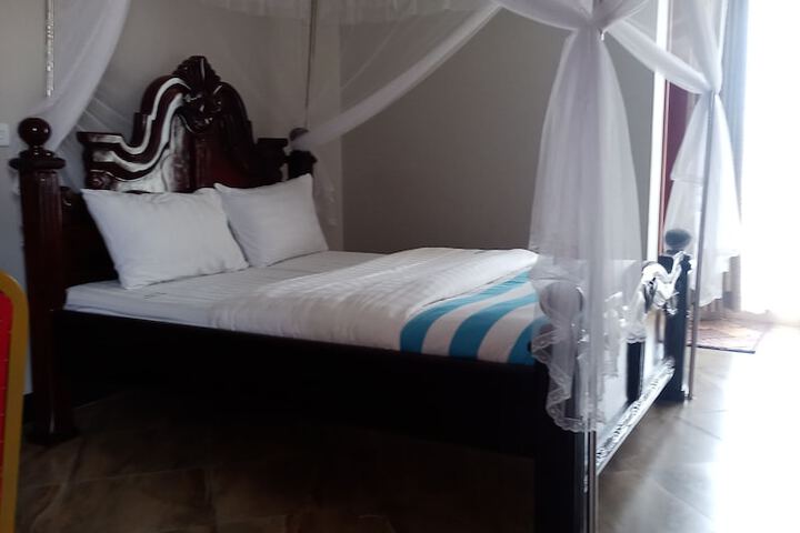 Room 8 of 14