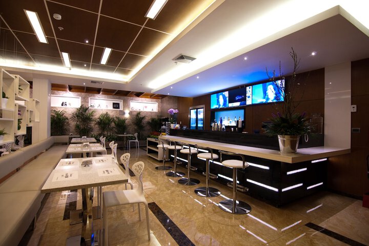 Lounge 29 of 34