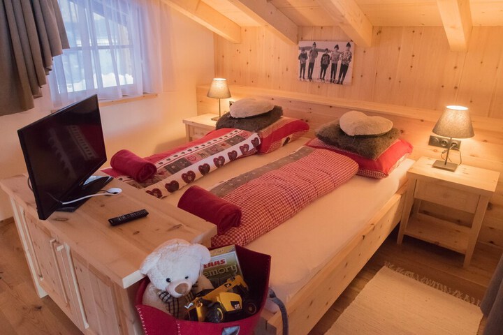 Room 5 of 28