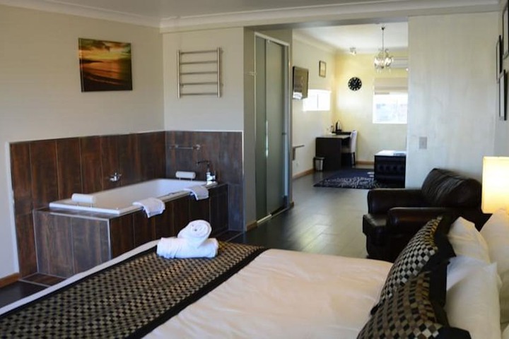 Room 3 of 110