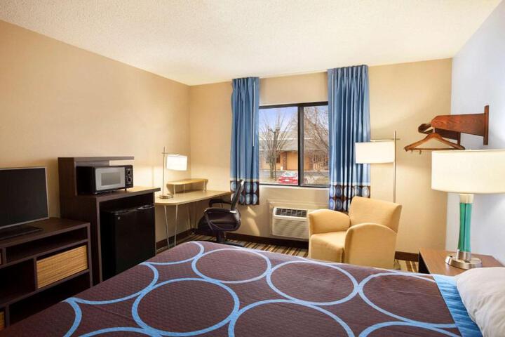 1 Queen Bed (2 of 3)