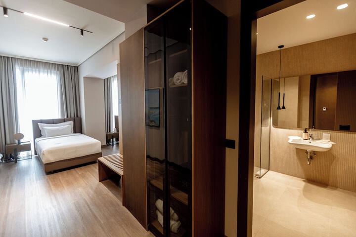 Room 18 of 176