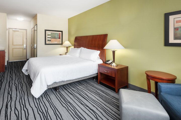 1 King Bed Hearing Accessible (23 of 25)