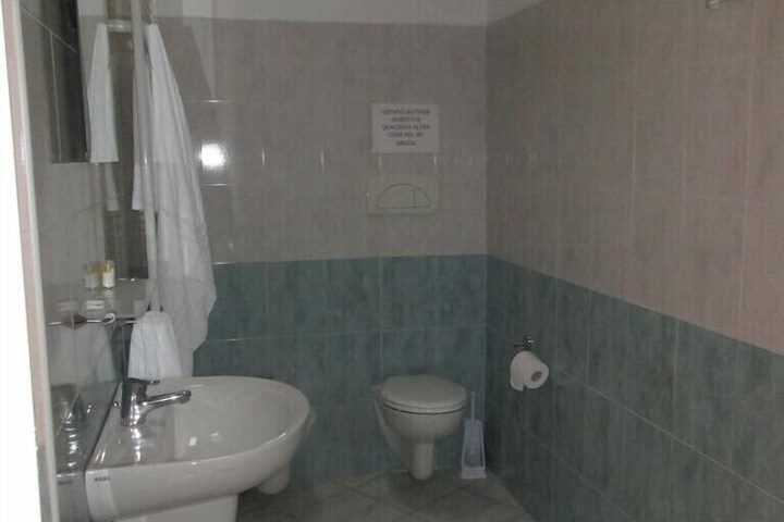 Room 10 of 16