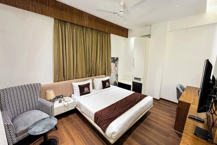 Room 2 of 6