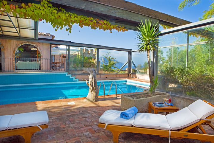 Hotel Pool