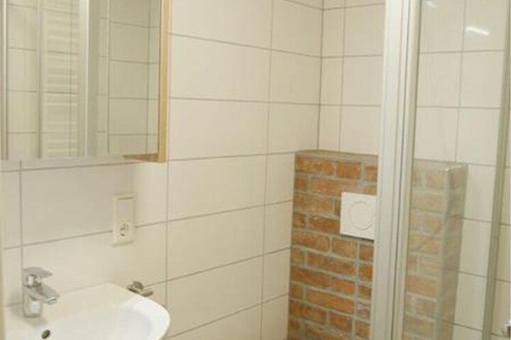 Room 8 of 33