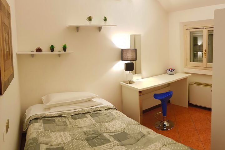 Room 4 of 33