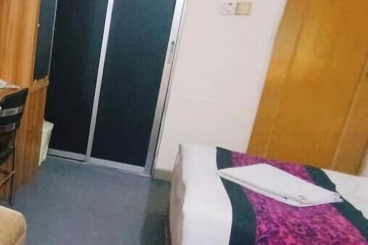 Room 8 of 10