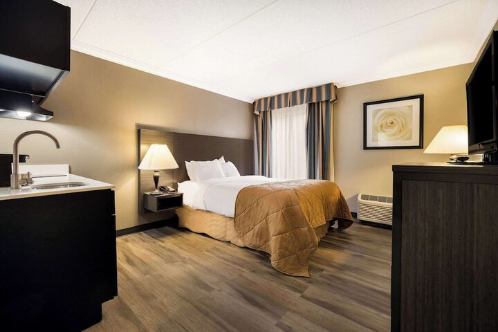 1 Queen Bed (2 of 9)