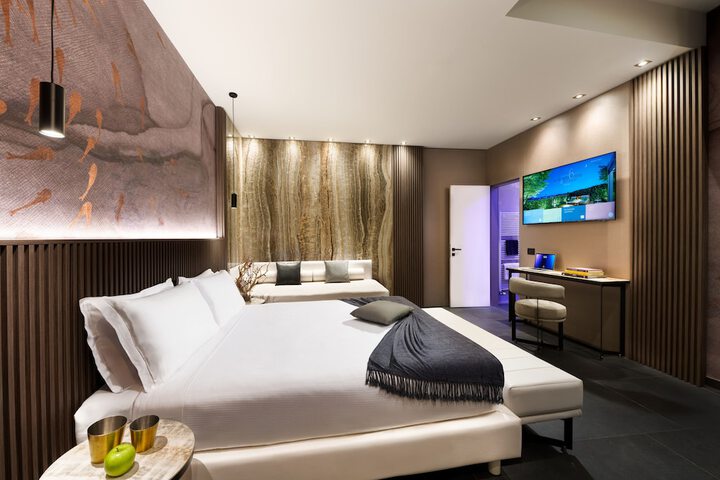 Room 44 of 100