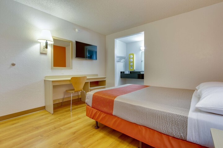 Room 3 of 32