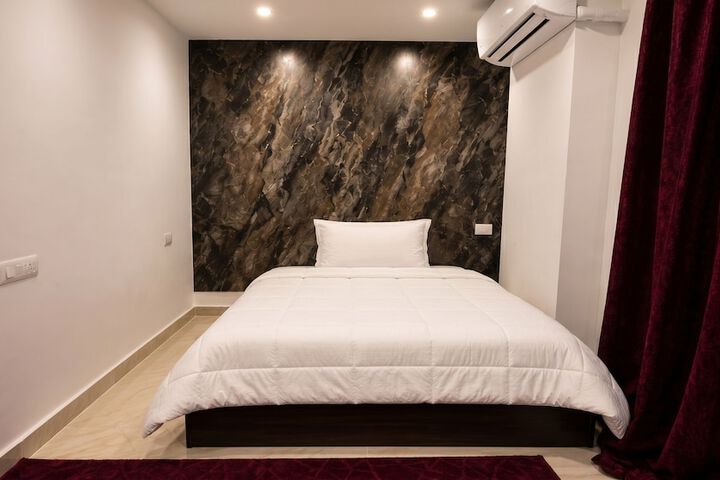 Room 28 of 48