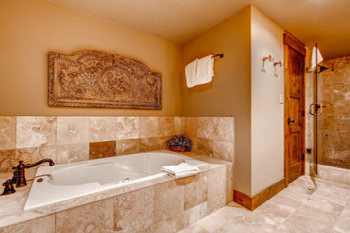 Deep Soaking Bathtub