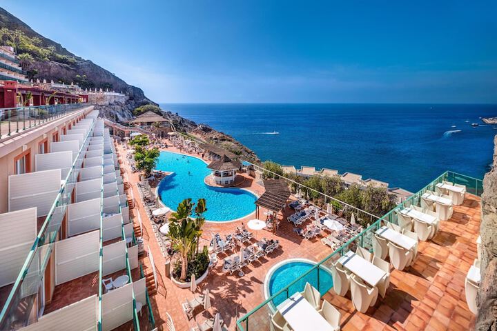 Hotel Pool