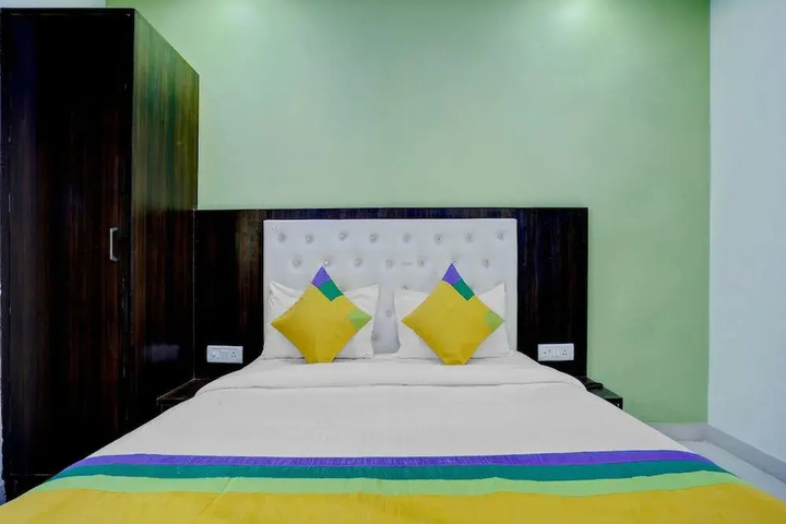Room 5 of 9