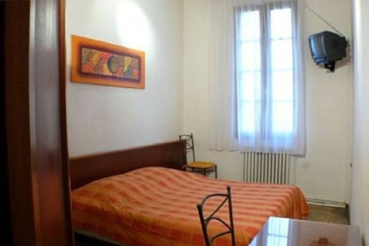 Room 5 of 34