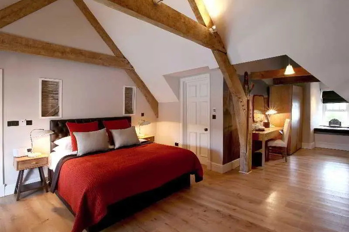 Room 4 of 8