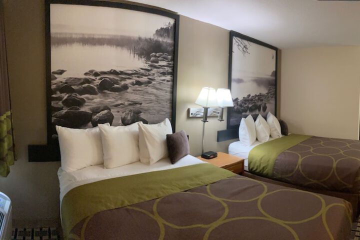 2 Queen Beds (1 of 15)